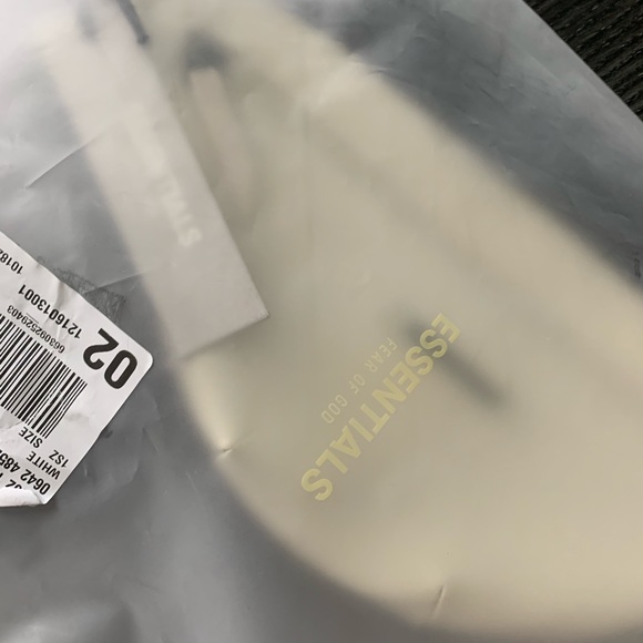 ✅SOLD✅ NWT FOG Essentials Waterproof Slingbag - Picture 5 of 6